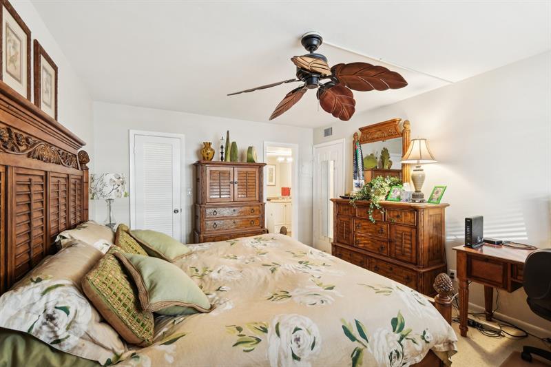 Image 26 of 39 For 1050 Hillsboro Mile  406w