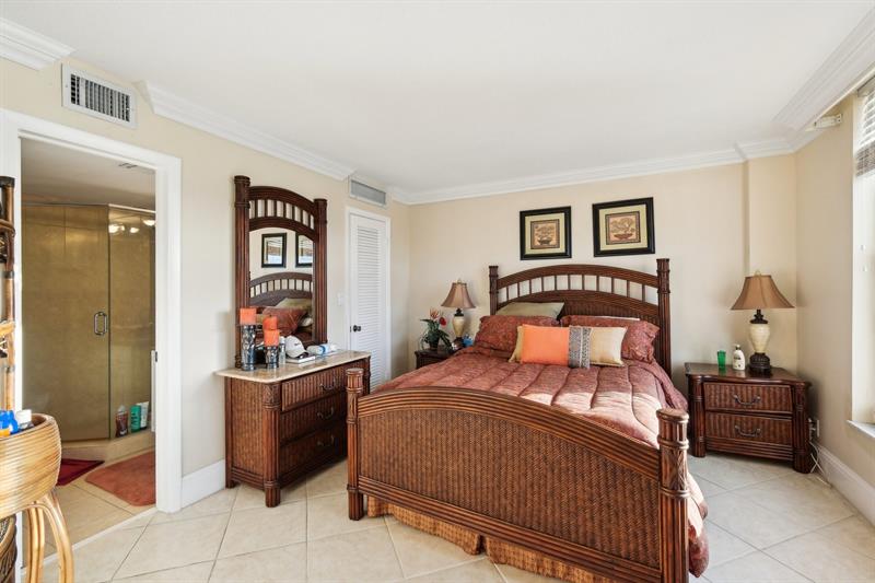 Image 30 of 39 For 1050 Hillsboro Mile  406w