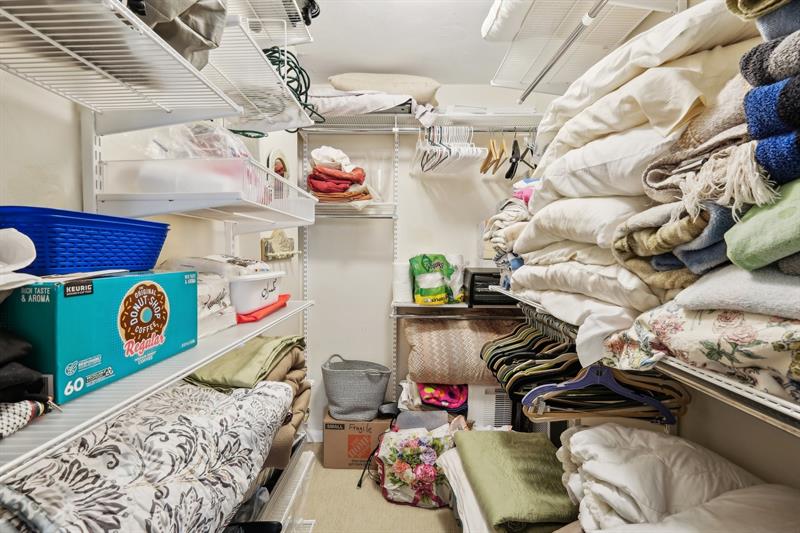 Image 33 of 39 For 1050 Hillsboro Mile  406w