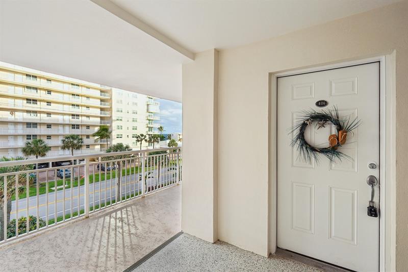 Image 34 of 39 For 1050 Hillsboro Mile  406w