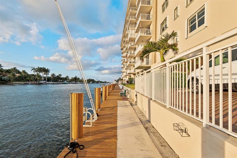 Image 37 of 39 For 1050 Hillsboro Mile  406w