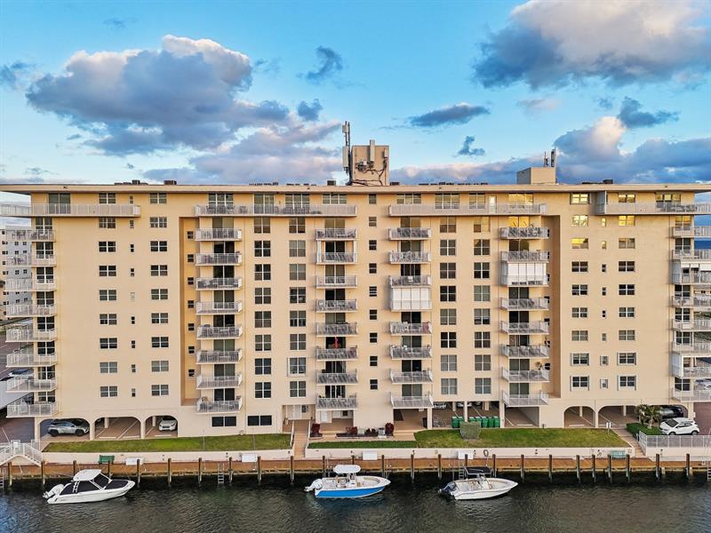 Image 4 of 39 For 1050 Hillsboro Mile  406w