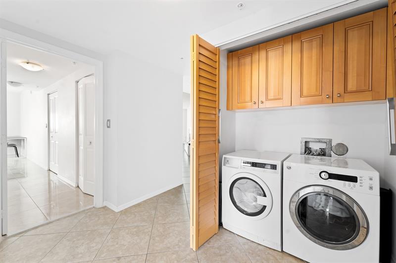 Image 18 of 49 For 347 New River Dr E  2409