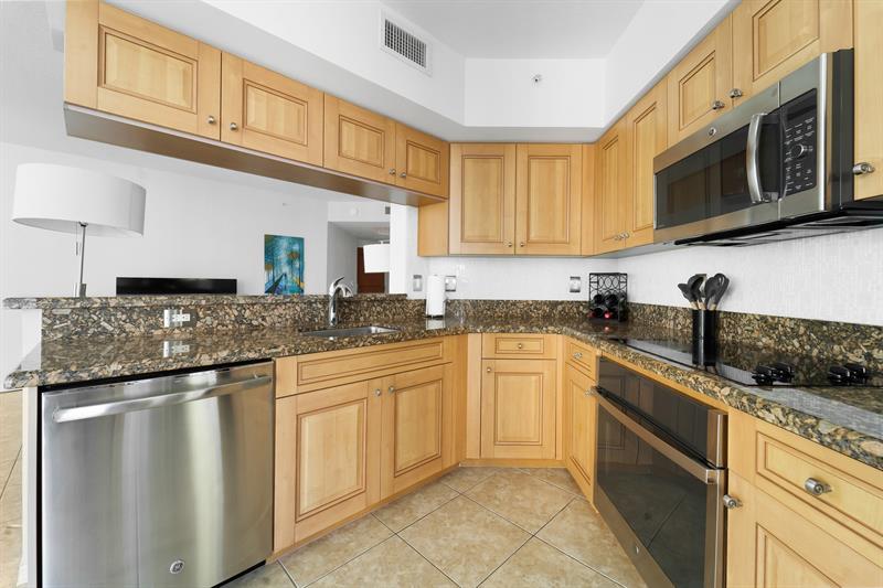 Image 6 of 49 For 347 New River Dr E  2409