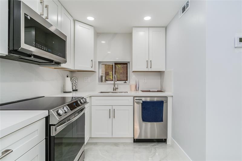 Image 14 of 64 For 9523 Hollybrook Lake Dr  102
