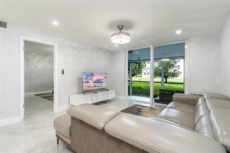 Image 17 of 64 For 9523 Hollybrook Lake Dr  102
