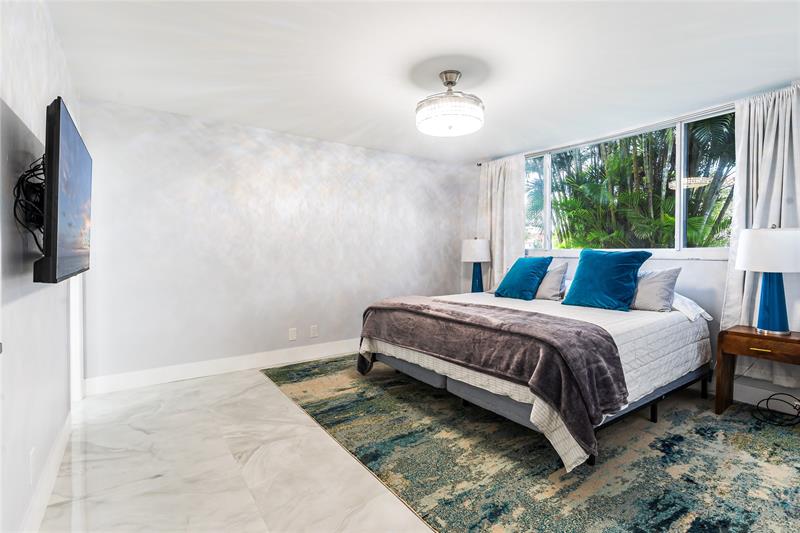 Image 19 of 64 For 9523 Hollybrook Lake Dr  102