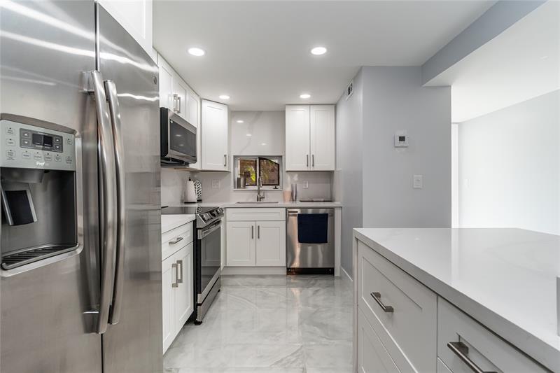 Image 2 of 64 For 9523 Hollybrook Lake Dr  102