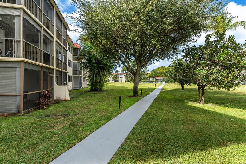 Image 23 of 64 For 9523 Hollybrook Lake Dr  102