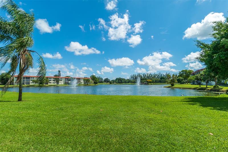 Image 37 of 64 For 9523 Hollybrook Lake Dr  102