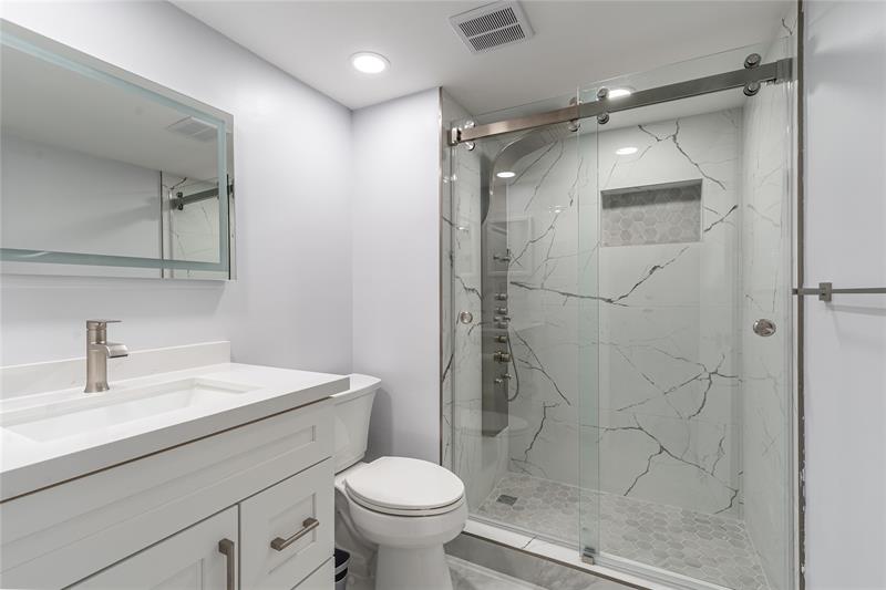 Image 5 of 64 For 9523 Hollybrook Lake Dr  102