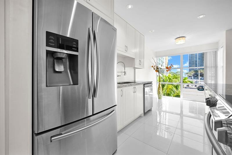 Image 13 of 36 For 17620 Atlantic Blvd  302
