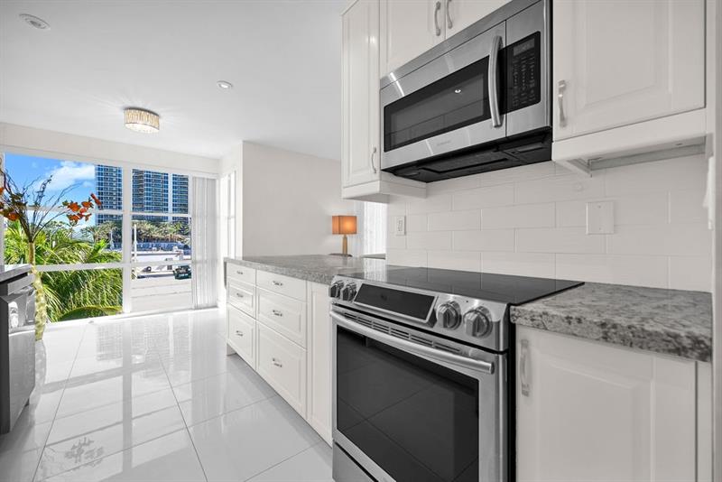 Image 14 of 36 For 17620 Atlantic Blvd  302