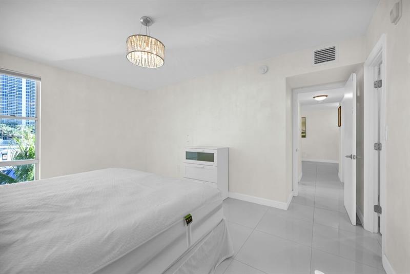 Image 21 of 36 For 17620 Atlantic Blvd  302