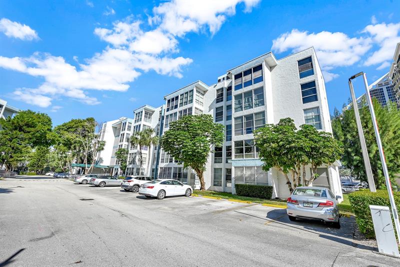 Image 29 of 36 For 17620 Atlantic Blvd  302