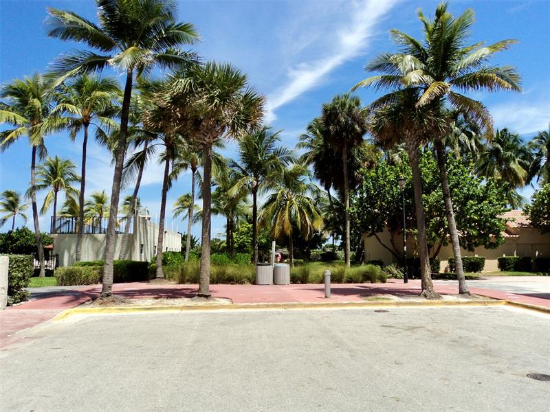 Image 26 of 29 For 2615 Collins Ave #26