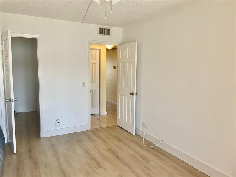 Image 14 of 17 For 1058 Exeter D  1058