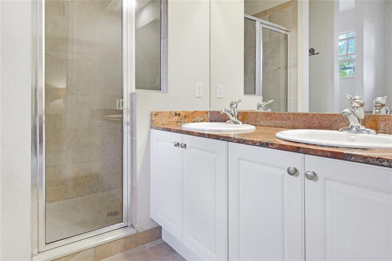 Image 23 of 31 For 6927 Julia Gardens Dr