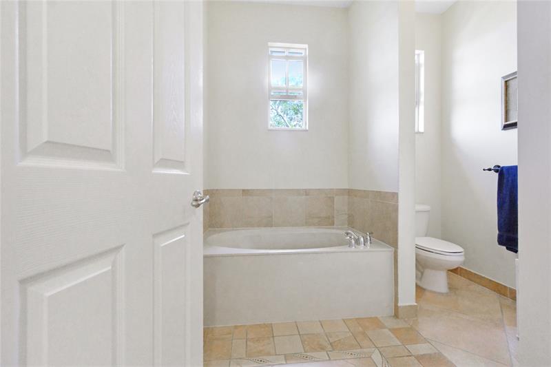 Image 24 of 31 For 6927 Julia Gardens Dr