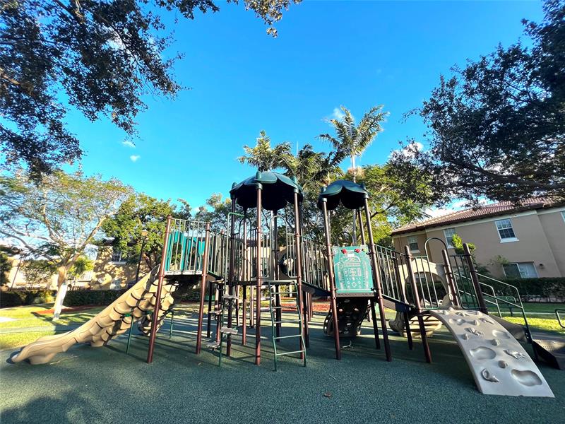 Image 33 of 34 For 6927 Julia Gardens Dr