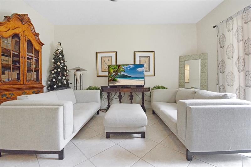 Image 5 of 31 For 6927 Julia Gardens Dr