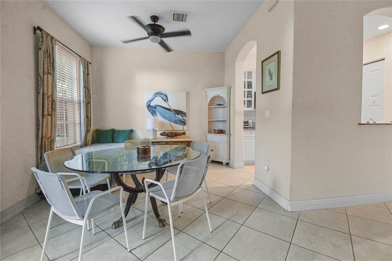 Image 7 of 31 For 6927 Julia Gardens Dr