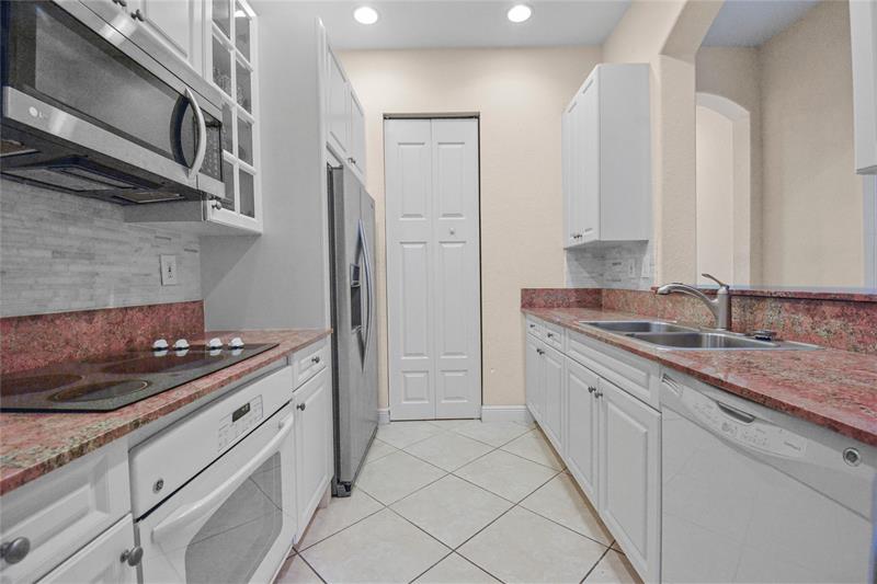 Image 8 of 31 For 6927 Julia Gardens Dr