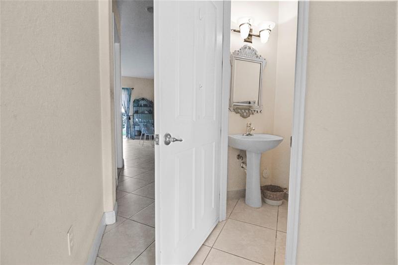Image 9 of 31 For 6927 Julia Gardens Dr