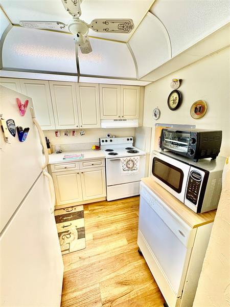 Image 9 of 29 For 2900 Sunrise Lakes Dr  106