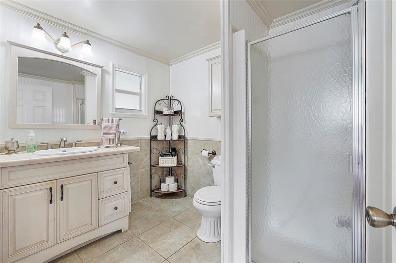 Image 17 of 36 For 5450 Lagoon Dr