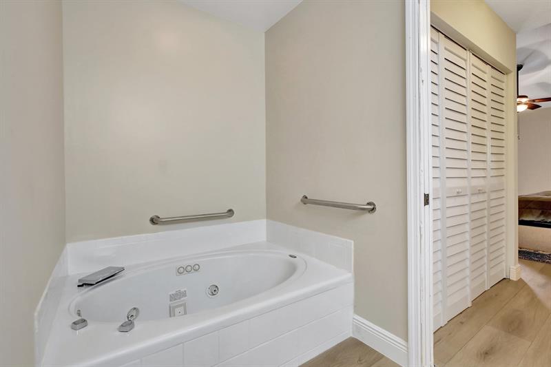 Image 30 of 41 For 9720 Malvern Dr  F
