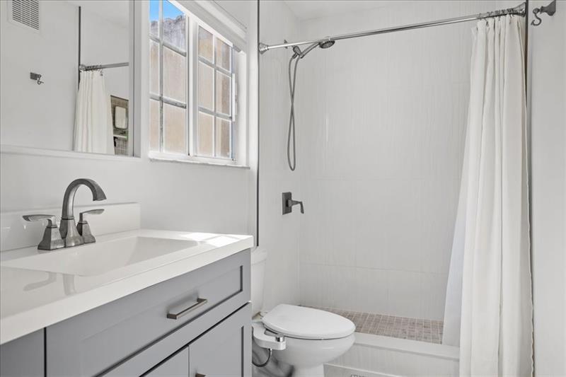 Image 7 of 13 For 4722 Lago Vista Dr  4722
