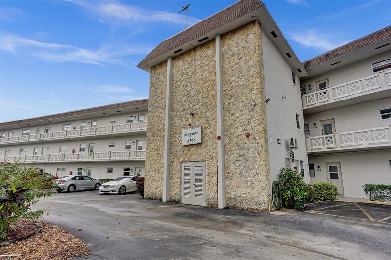 Image 3 of 24 For 4706 36th St 409