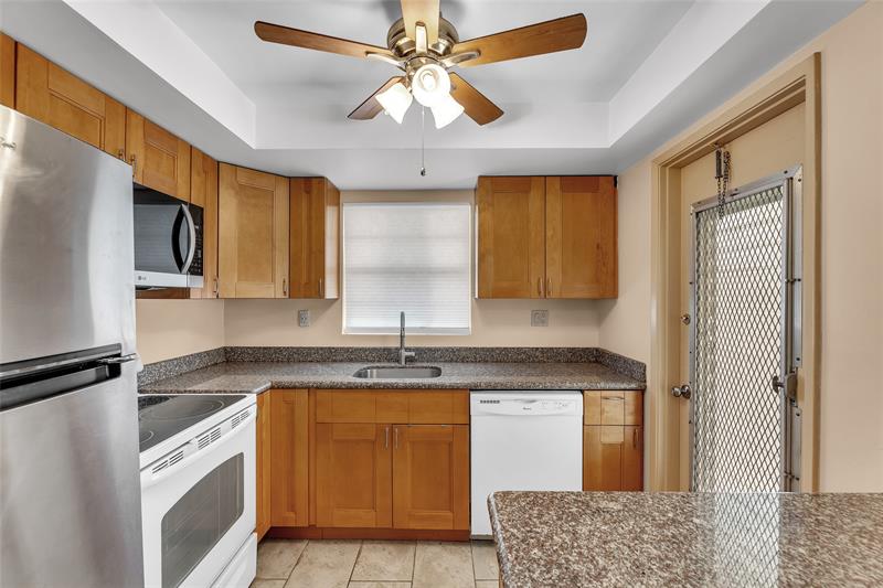 Image 19 of 48 For 651 Pine Dr  205