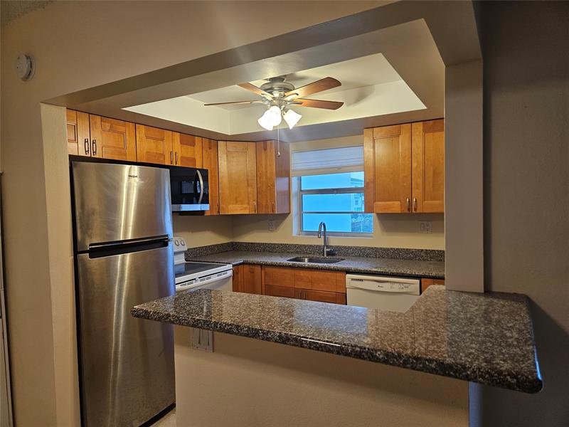Image 4 of 48 For 651 Pine Dr  205