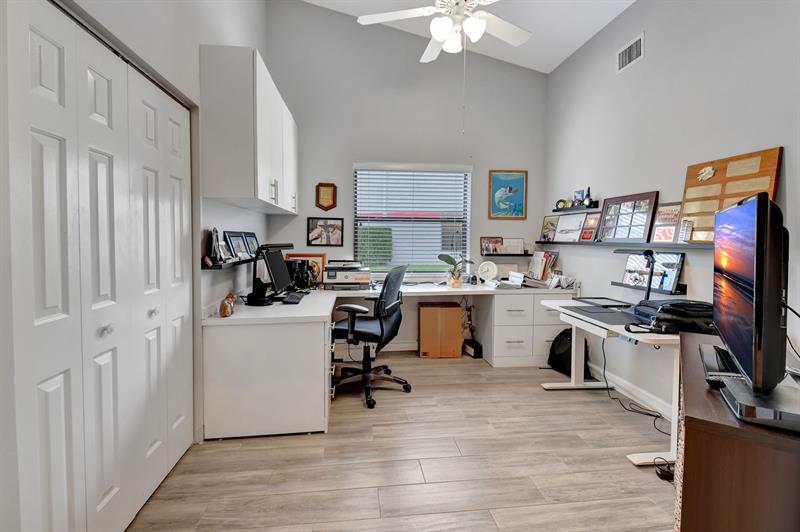 Image 16 of 49 For 7704 Lexington Club Blvd Unit B  B