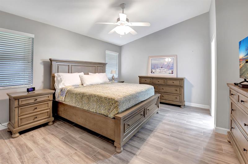 Image 21 of 49 For 7704 Lexington Club Blvd Unit B  B