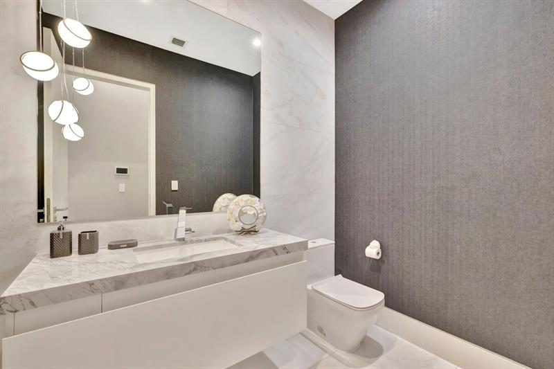 Image 32 of 100 For 2560 Del Lago Dr