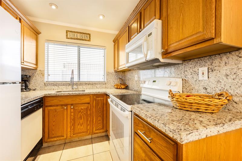 Image 17 of 37 For 2648 32nd St