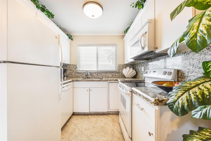 Image 21 of 37 For 2648 32nd St