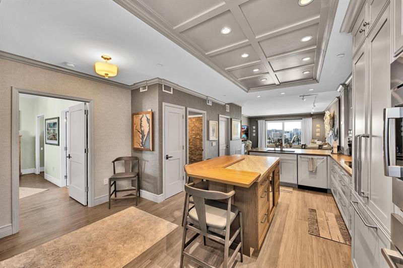 Image 23 of 47 For 2880 14th Street Cswy  1009