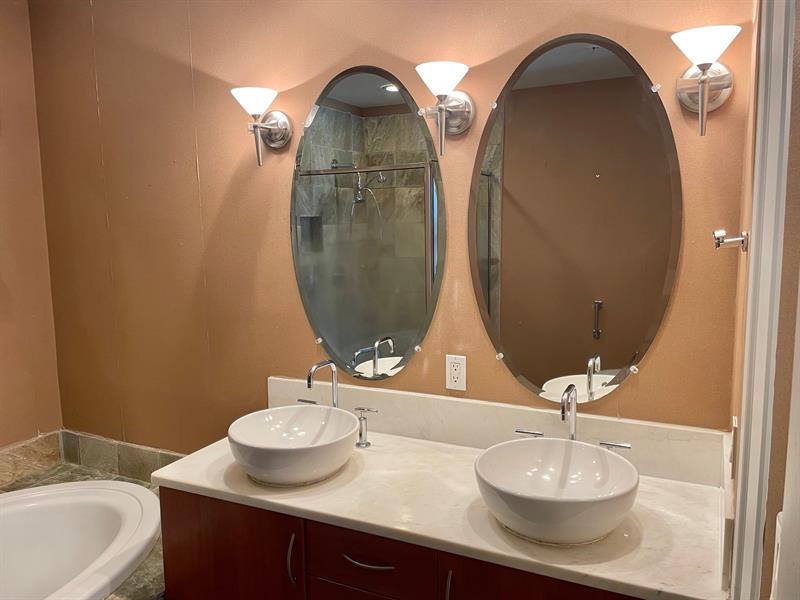 Image 23 of 58 For 2617 14th Ave  406