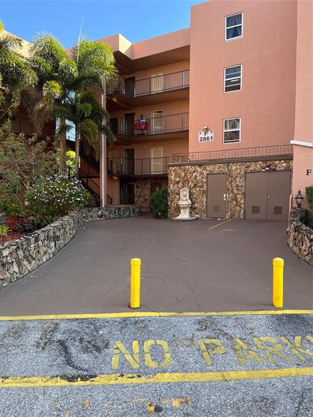 Image 5 of 18 For 2861 Somerset Dr  101