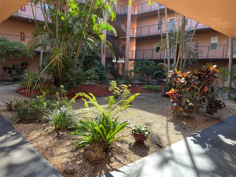 Image 6 of 18 For 2861 Somerset Dr  101
