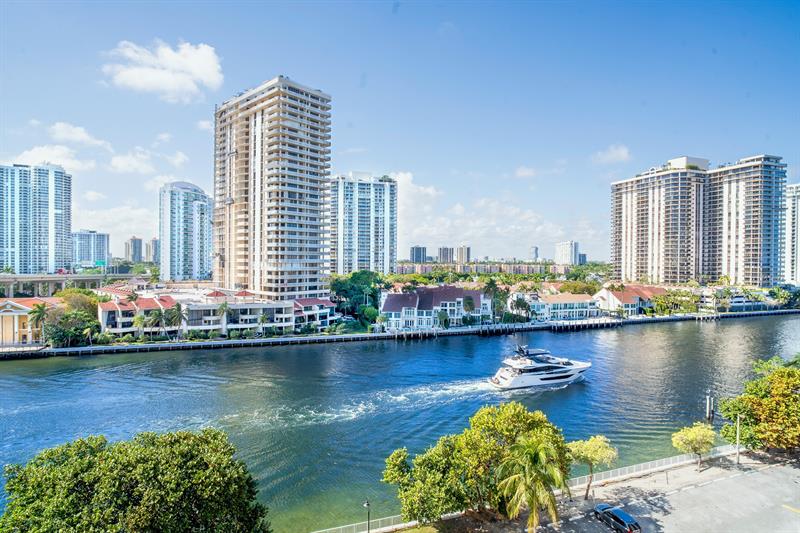 Image 10 of 24 For 19390 Collins Ave  915