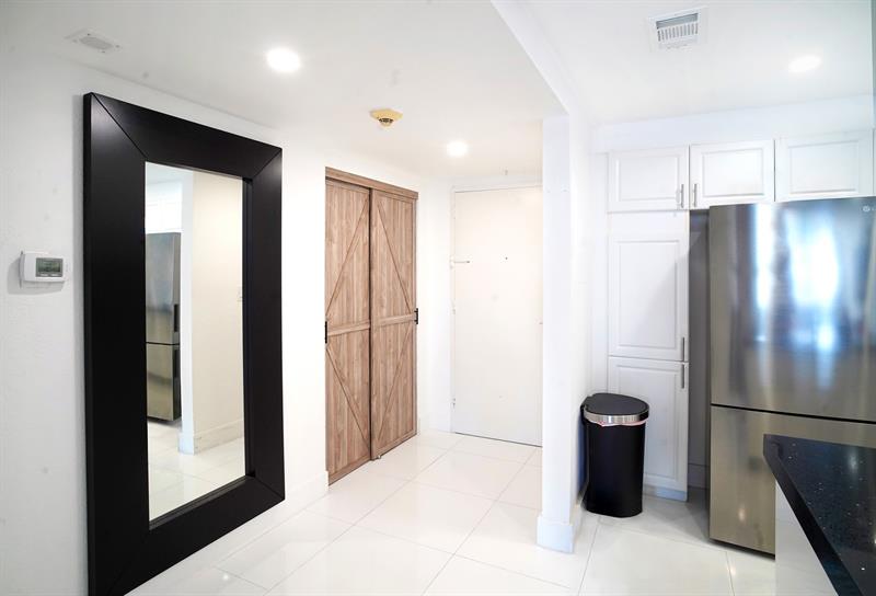 Image 11 of 24 For 19390 Collins Ave  915