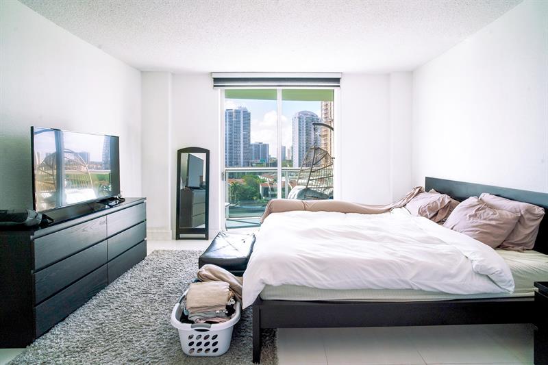 Image 13 of 24 For 19390 Collins Ave  915