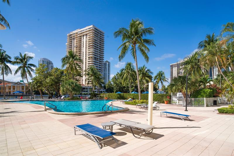 Image 16 of 24 For 19390 Collins Ave  915