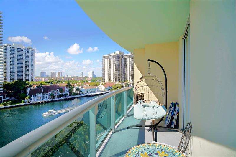 Image 2 of 24 For 19390 Collins Ave  915