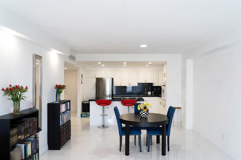Image 4 of 24 For 19390 Collins Ave  915